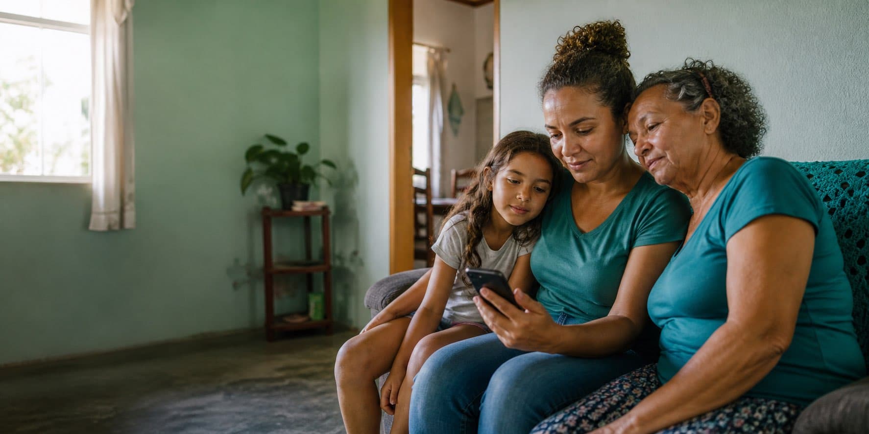 Família brasileira utilizando a VivaBem pelo celular